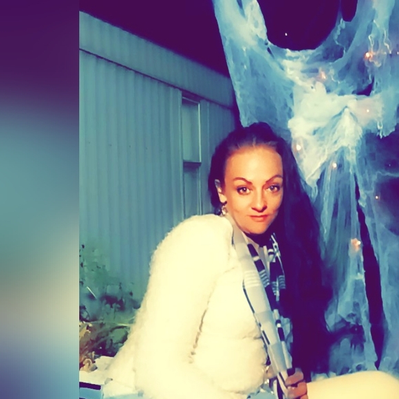 Meet your Posher, Sandra - Picture 2 of 2